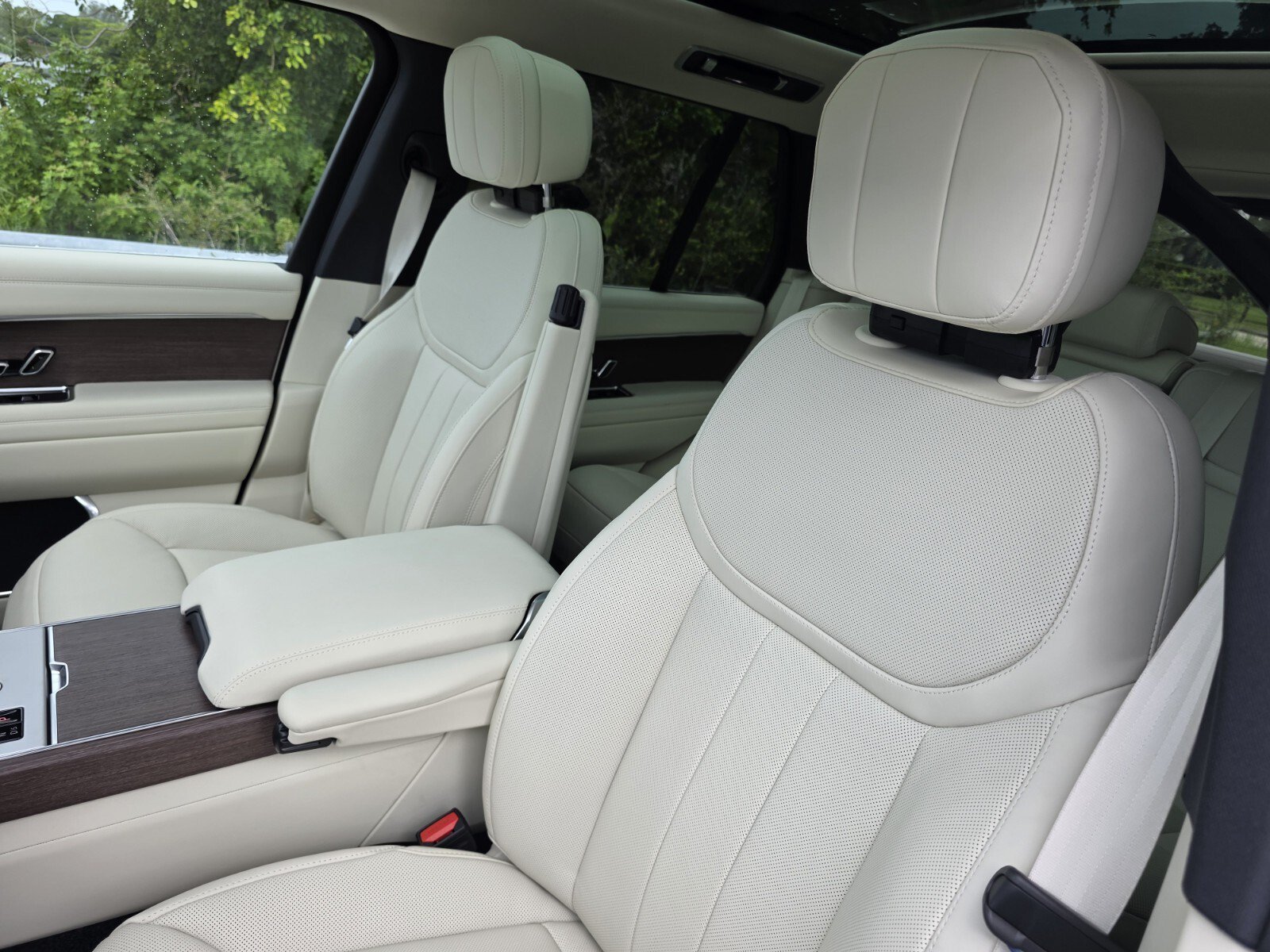 New 2026 Fuji White Land Rover P400 SE image 11