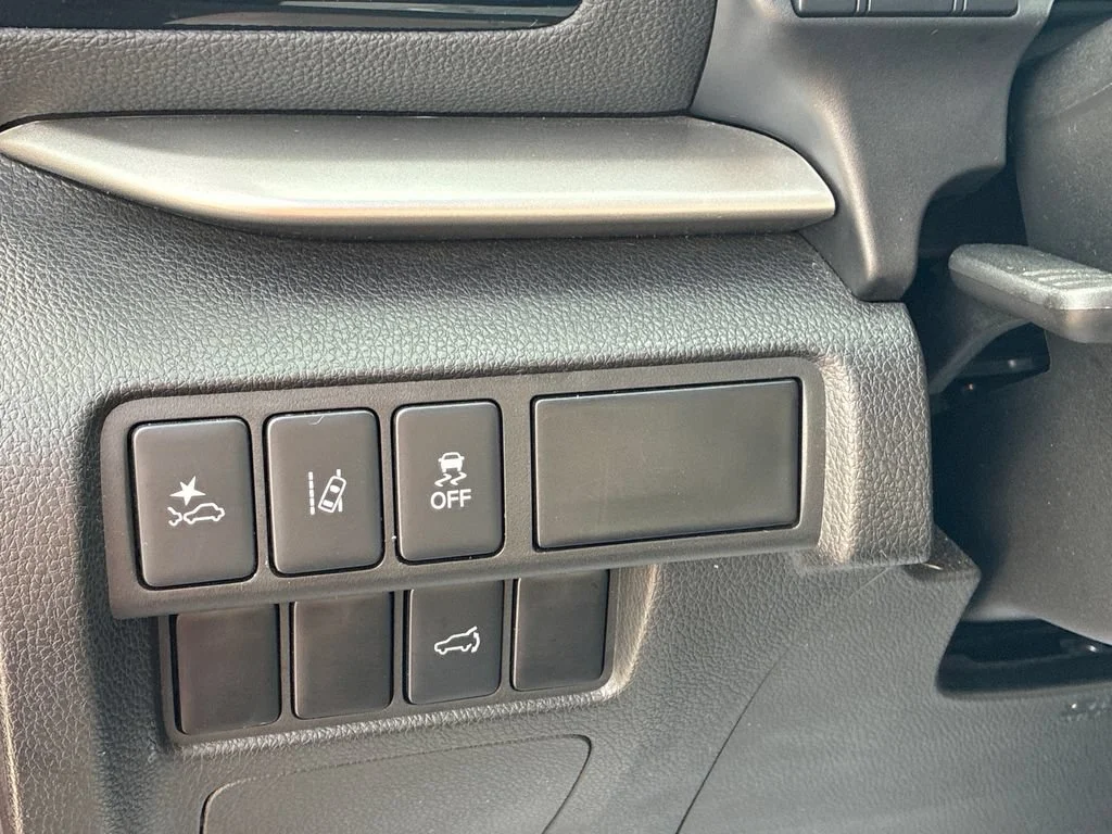 Used 2024  Mitsubishi SE image 11