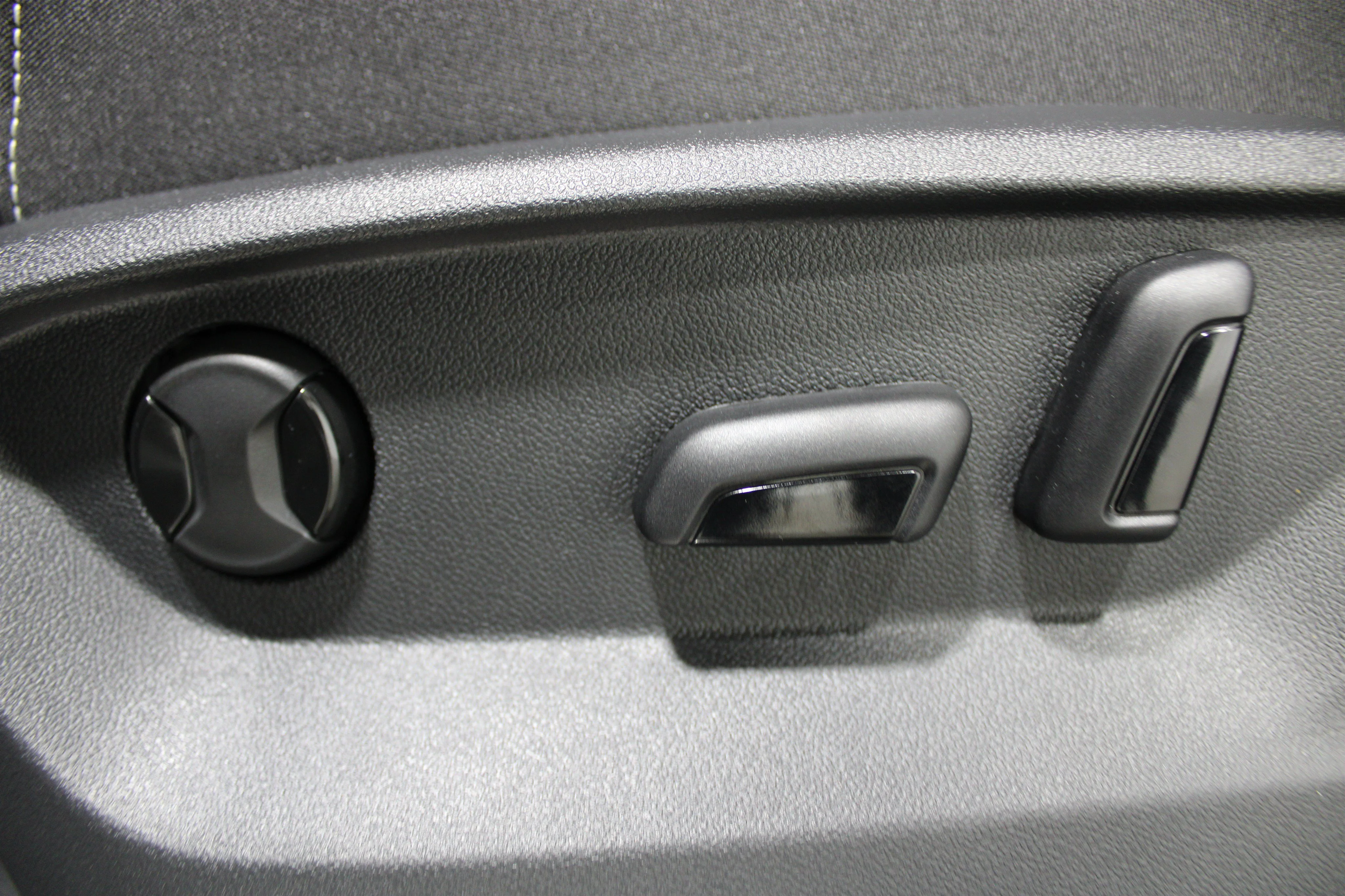New 2026 Silver Mist Metallic Volkswagen 2.0T SE w/Technology image 4