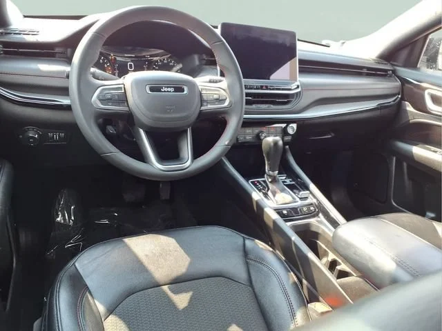 Used 2025  Jeep Trailhawk image 4
