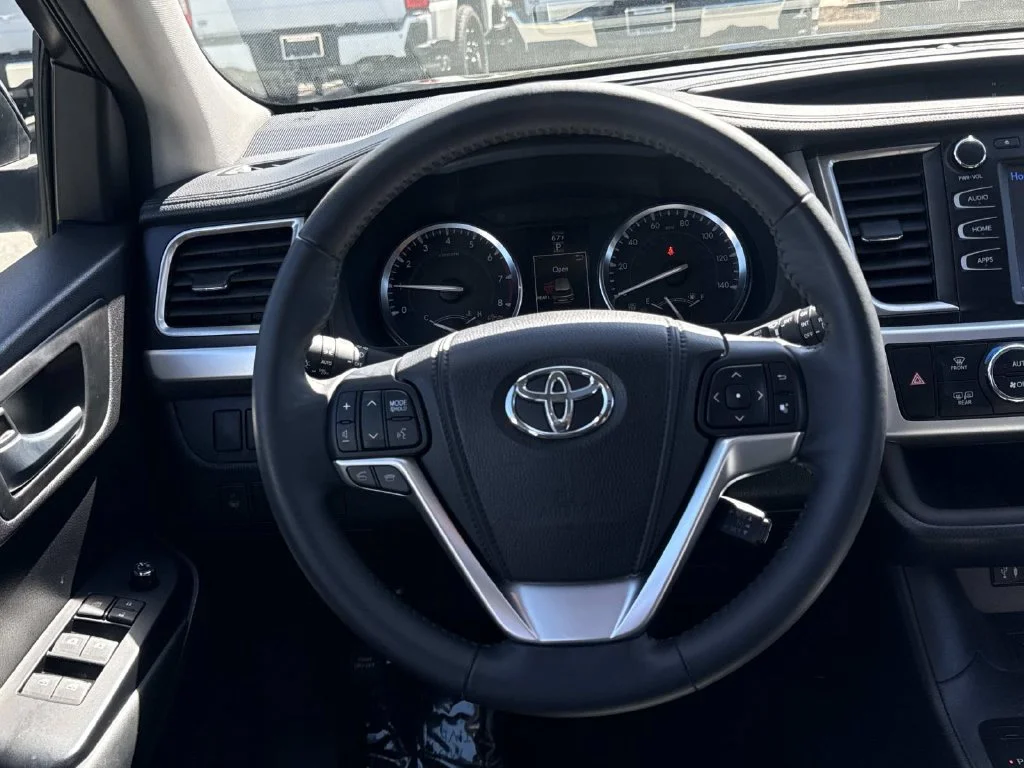 Used 2015 Black Toyota XLE V6 image 16