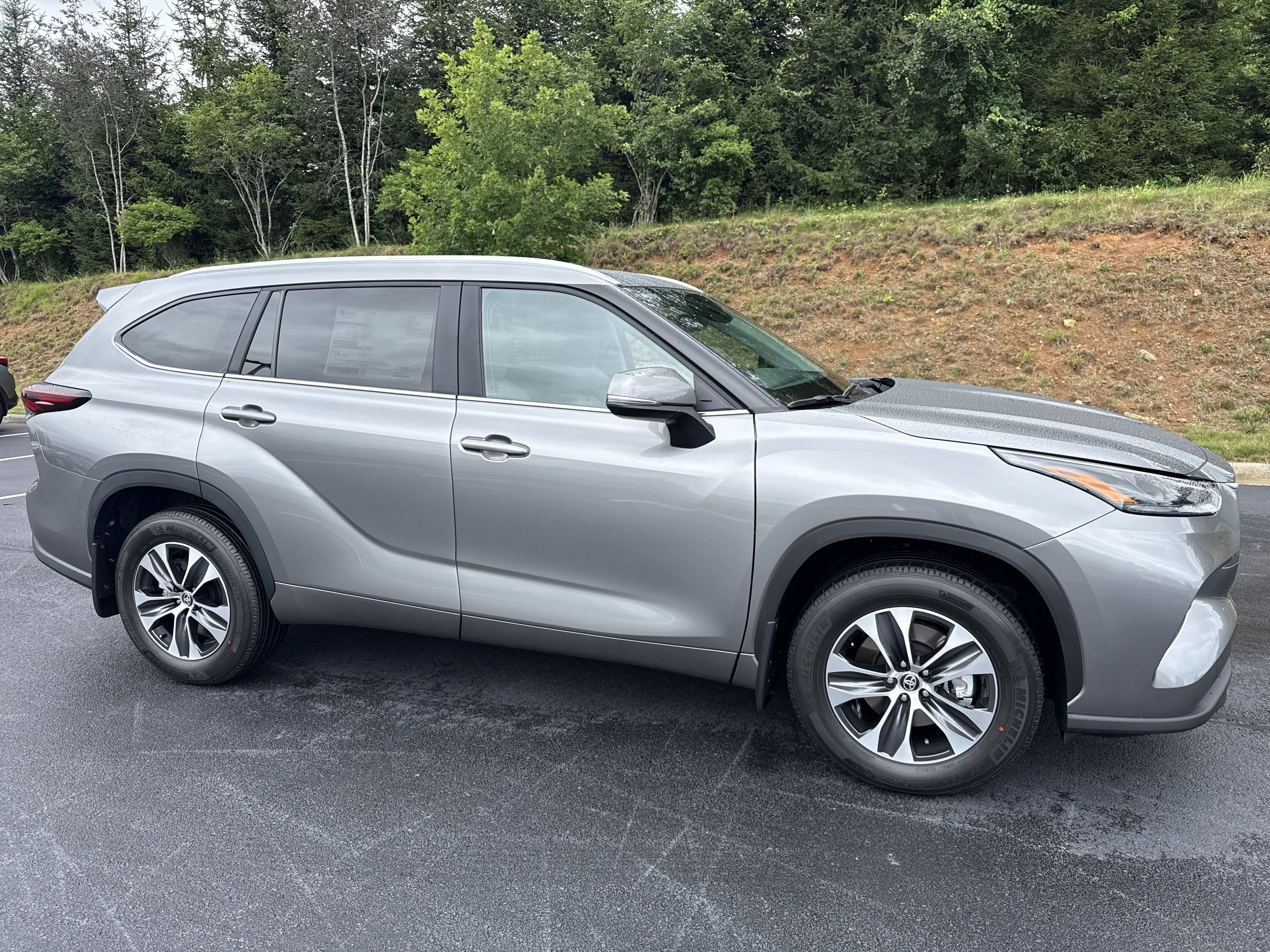 Used 2020 Moon Dust Toyota Hybrid XLE image 24