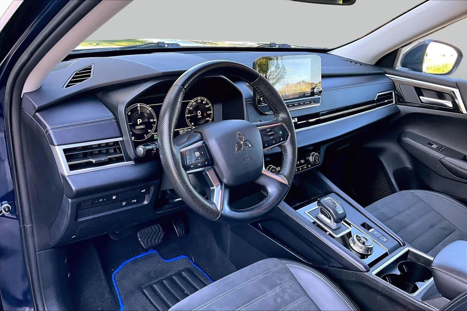 Used 2025 Cosmic Blue Metallic Mitsubishi SE image 18