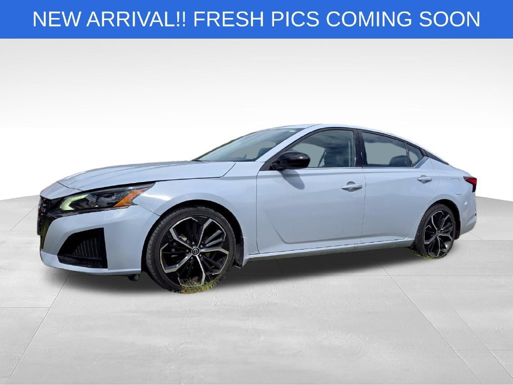Used 2023 Gray Nissan SR FWD image 2