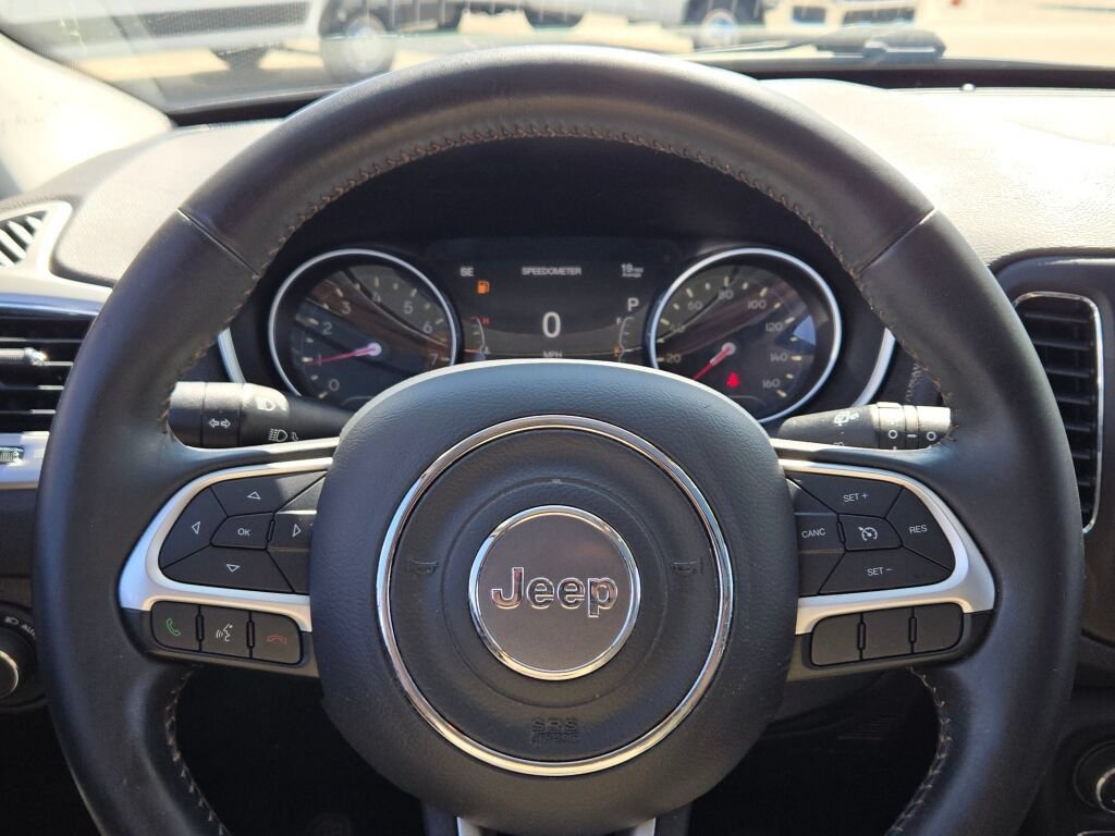 Used 2018 Gray Jeep Latitude image 30