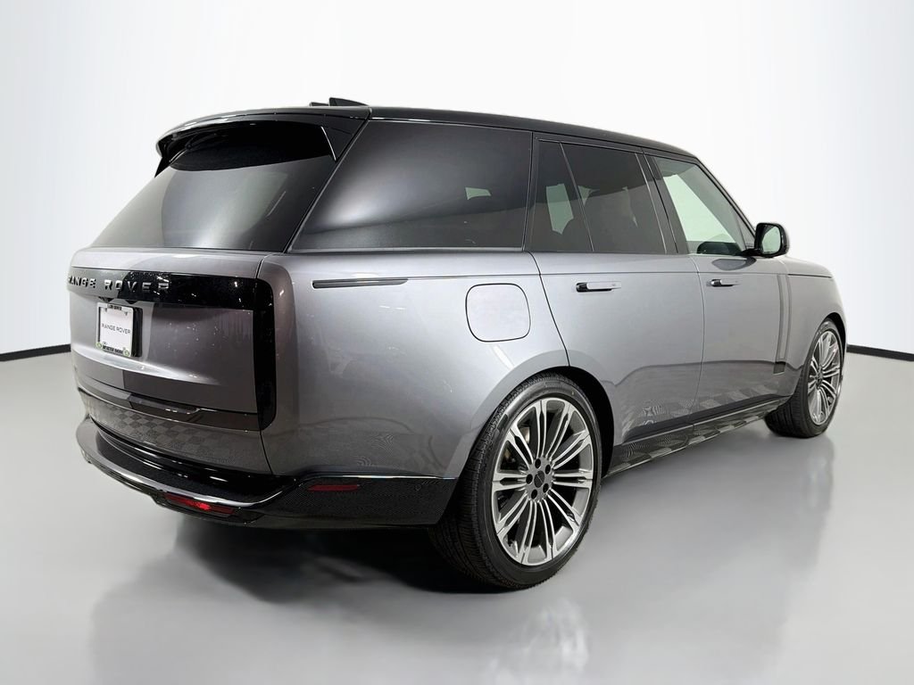 New 2026 Eiger Grey Land Rover SE image 5