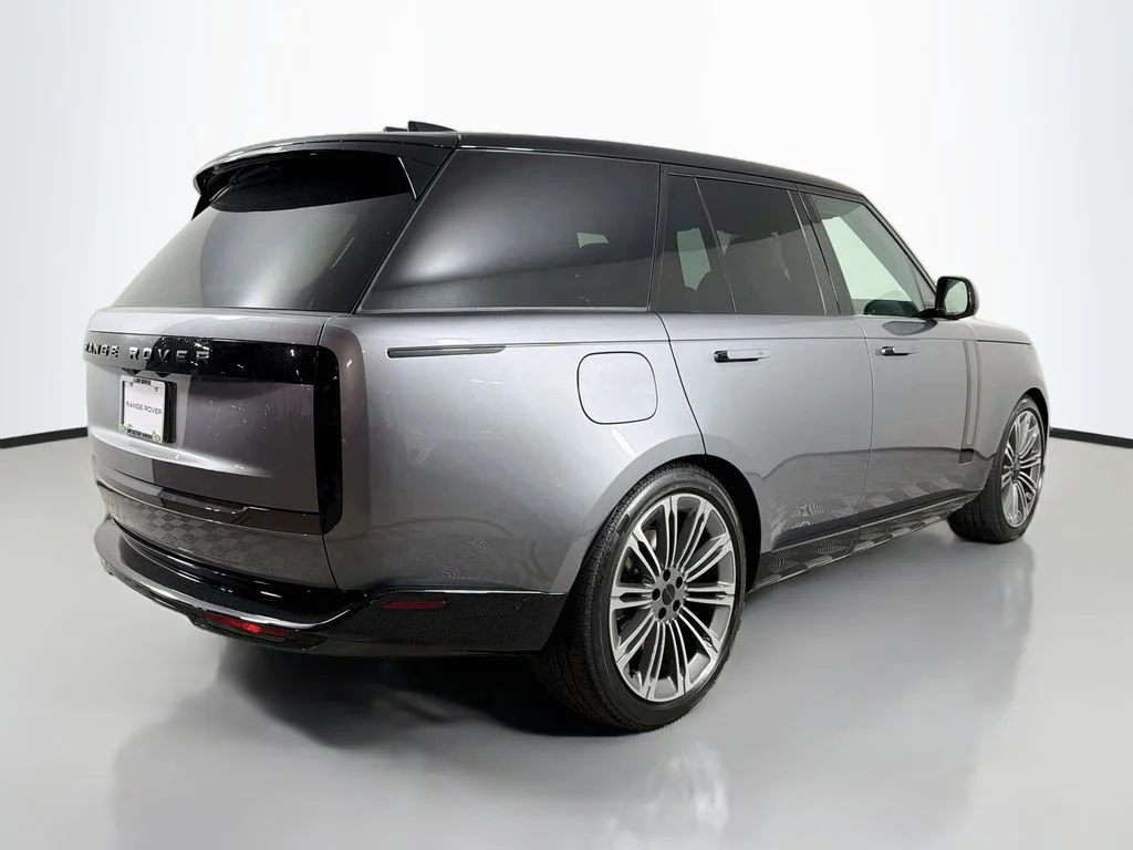 New 2026 Eiger Grey Land Rover SE image 5