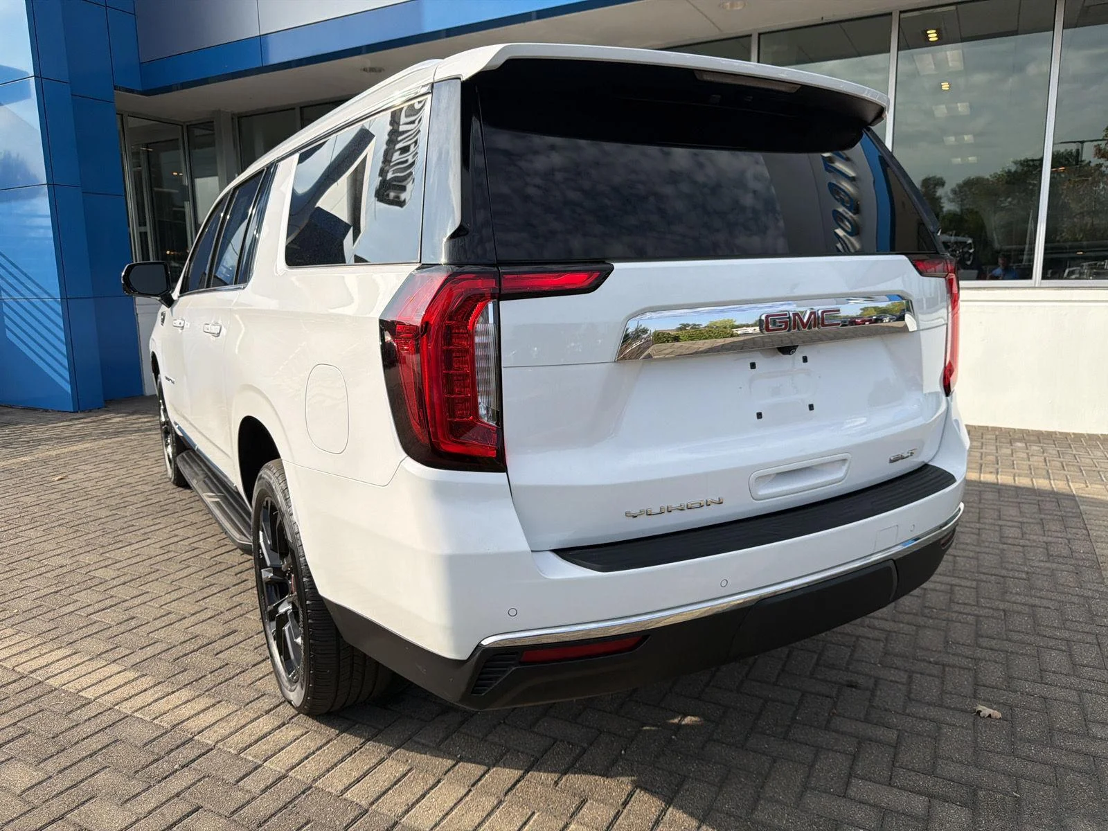 Used 2023 Summit White GMC SLT image 3