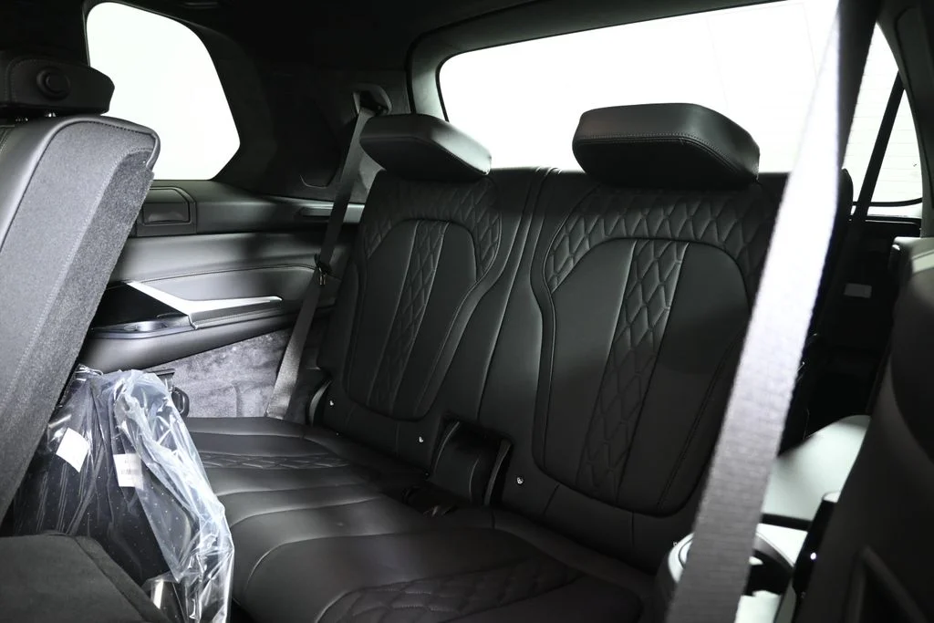 Used 2027 Gray BMW M60i image 33
