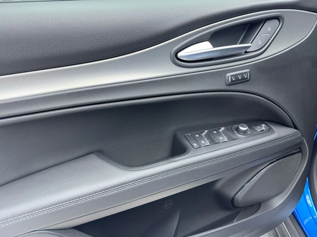 New 2025 Blue Alfa Romeo Base image 33