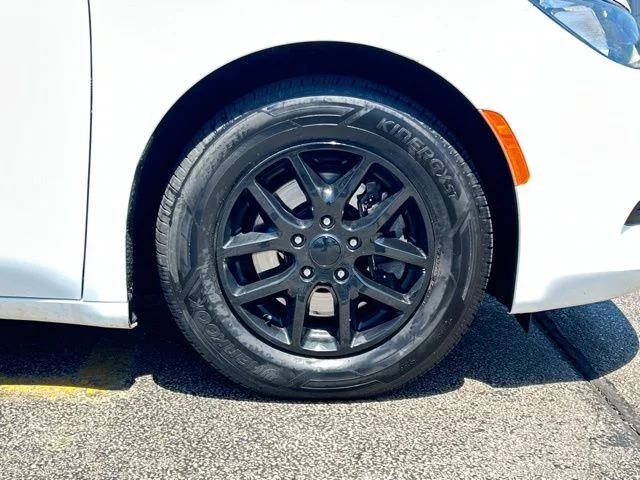 Used 2021 White Chrysler LXI image 15