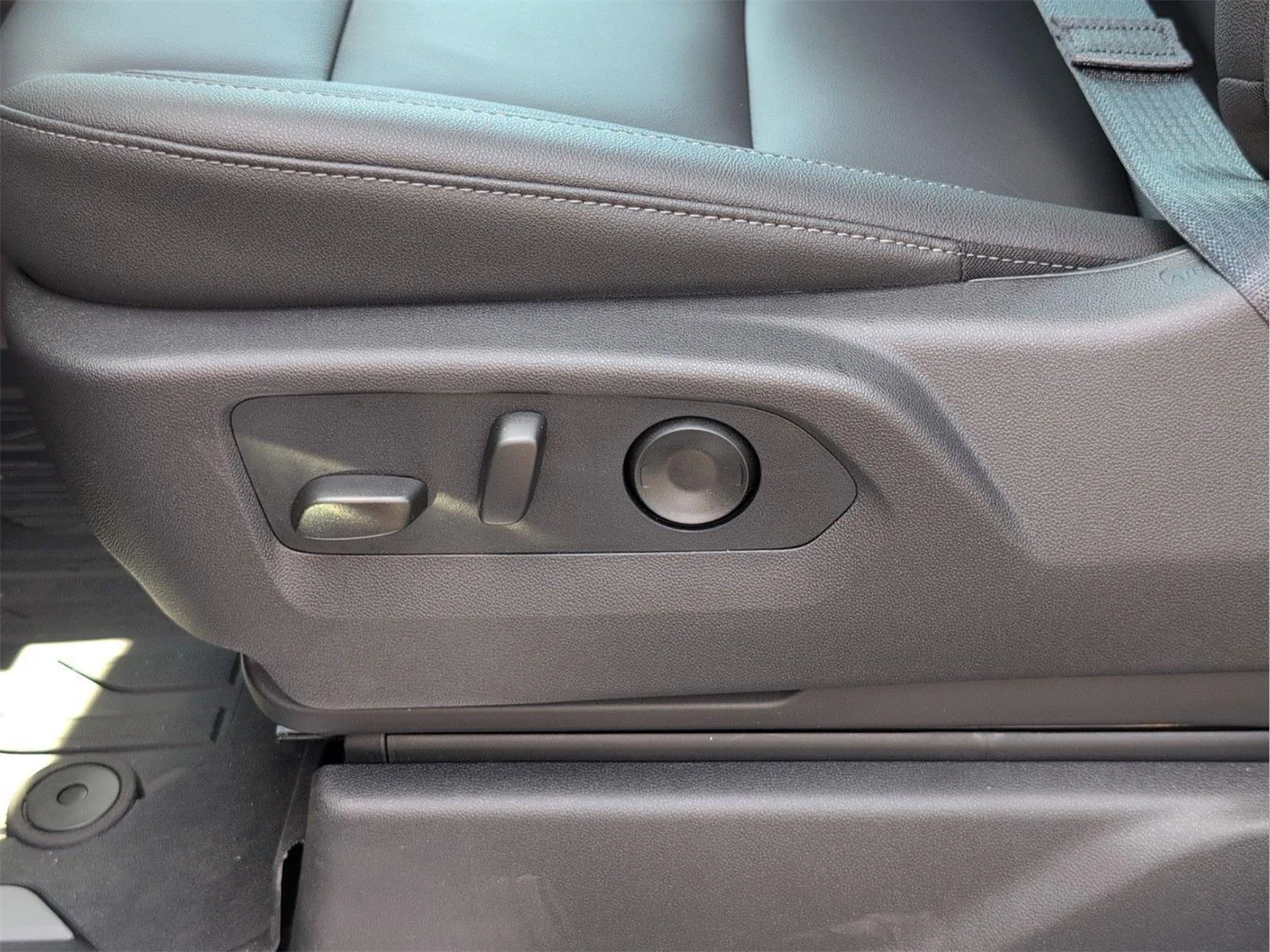 New 2026 Sterling Metallic GMC Elevation image 28