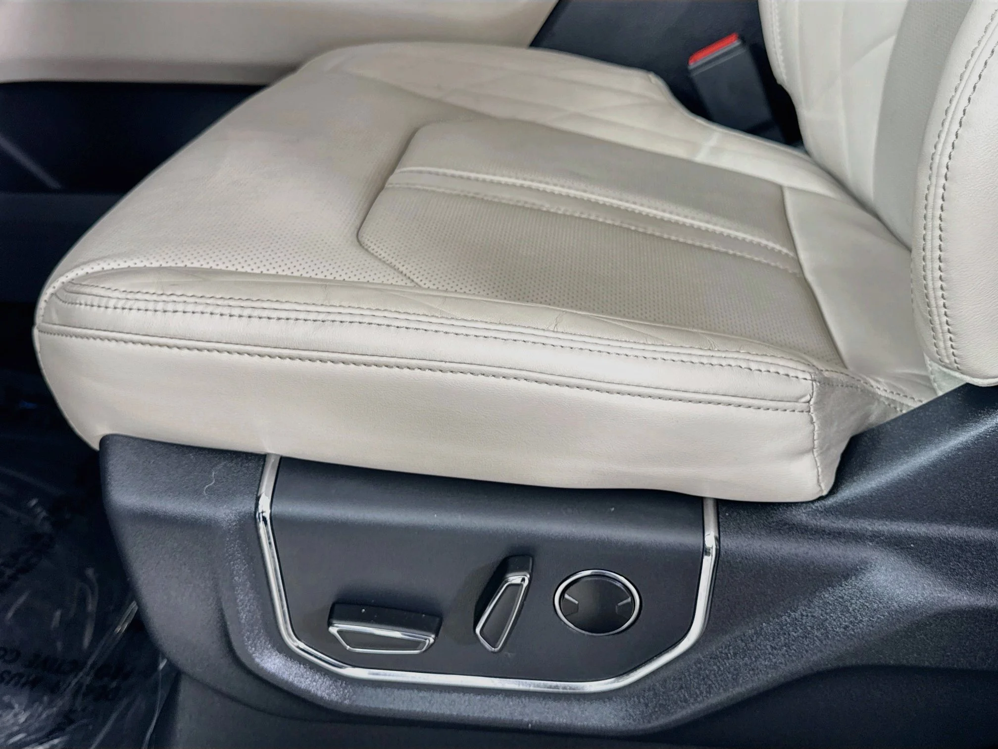 Used 2023  Ford Platinum image 22