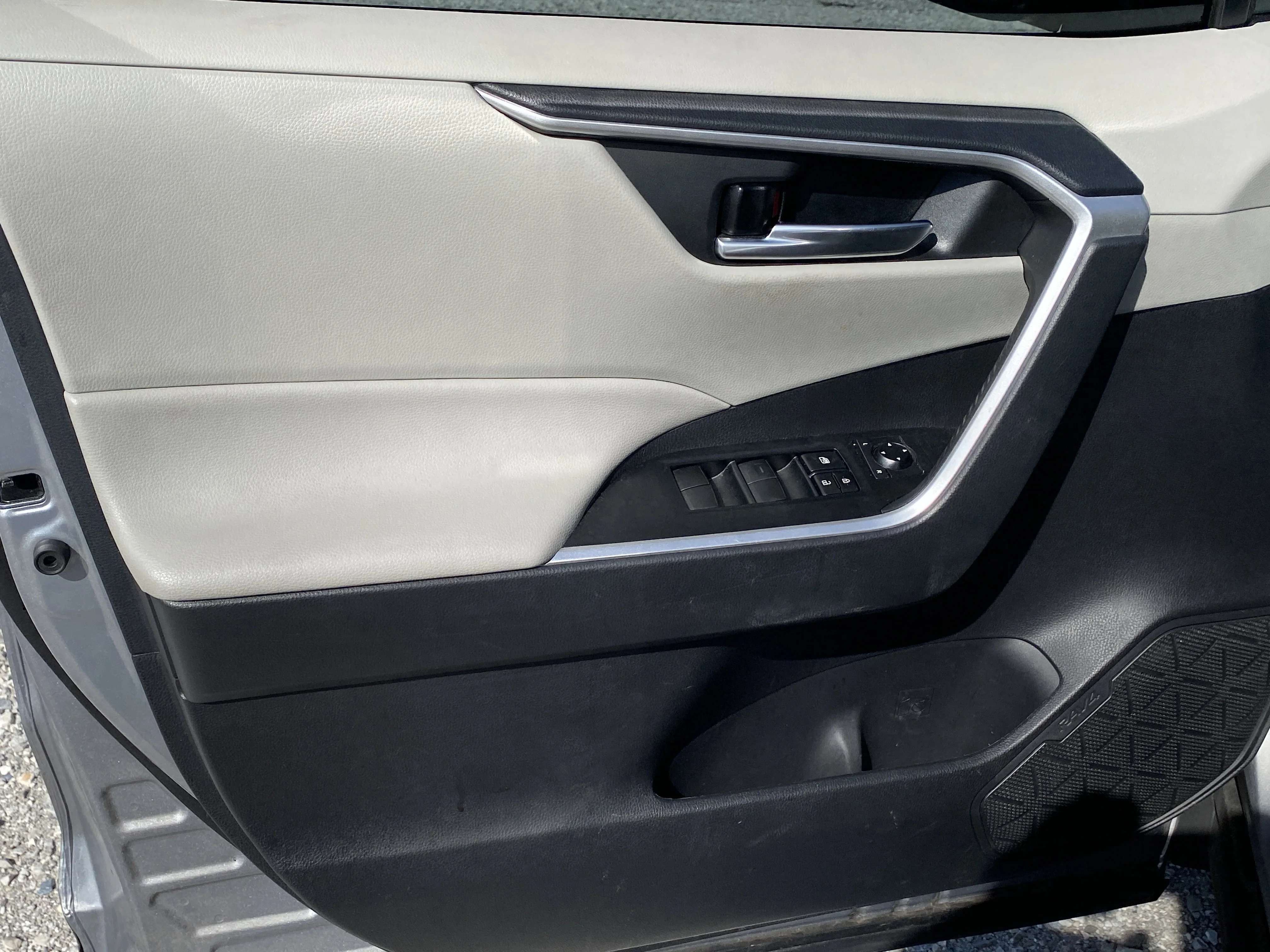 Used 2021 Silver Toyota XLE image 12