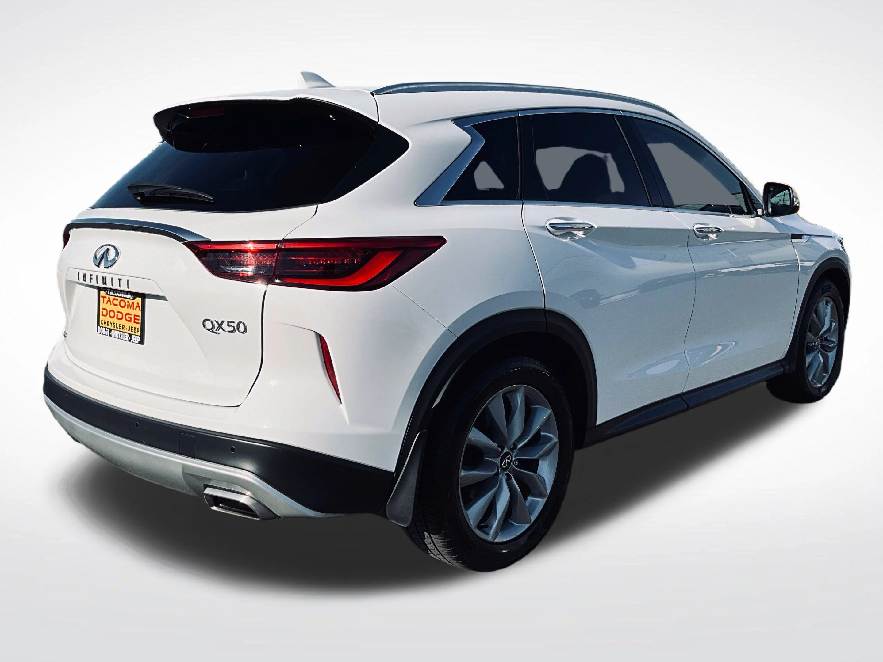 Used 2021 White INFINITI LUXE image 4