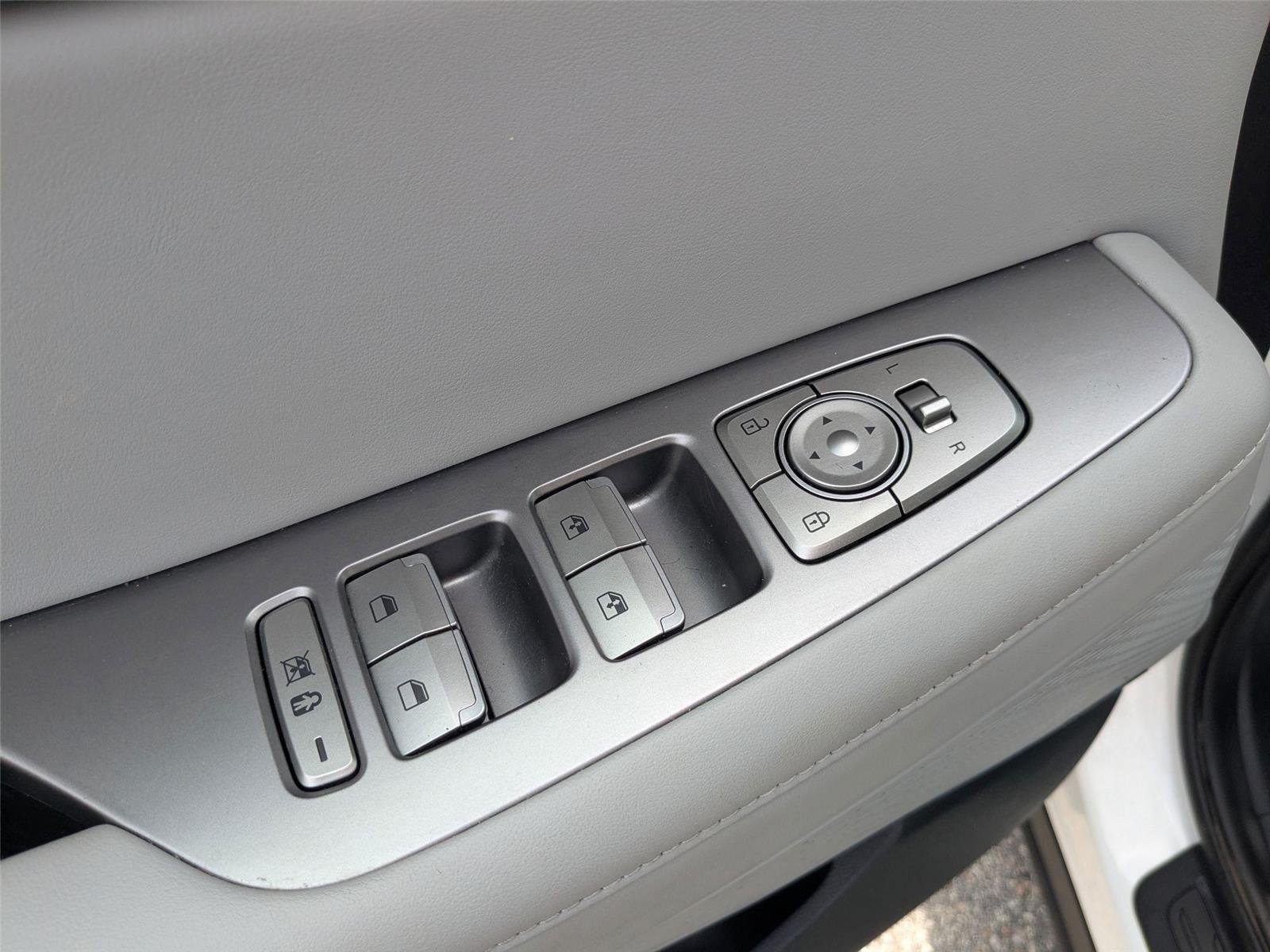 Used 2023 Silver Hyundai SEL image 12