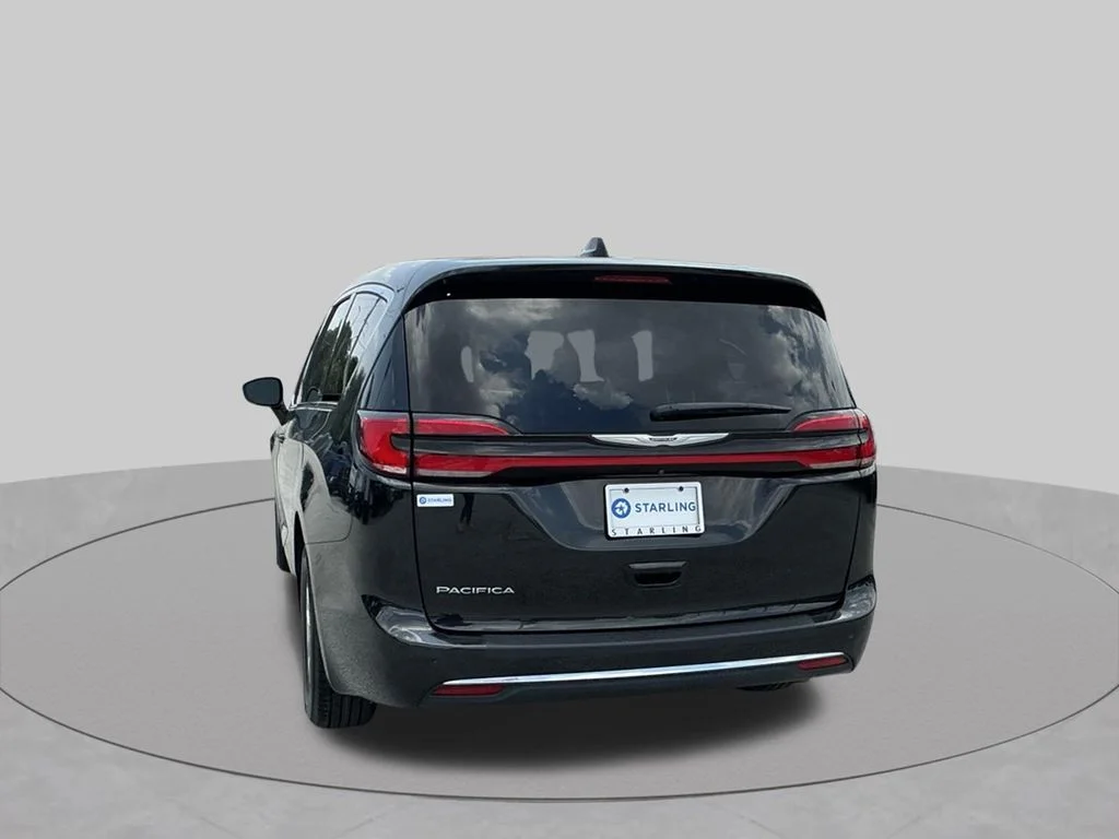 Used 2023 Black Chrysler Touring L image 9