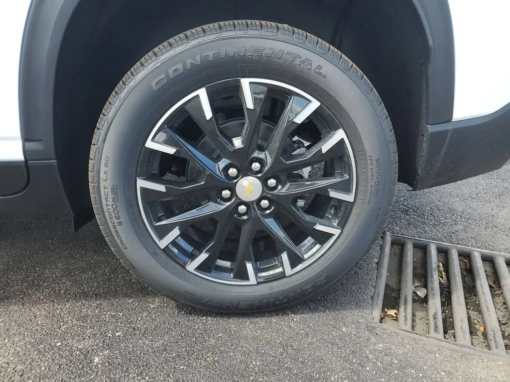 New 2026 Summit White Chevrolet LT image 40
