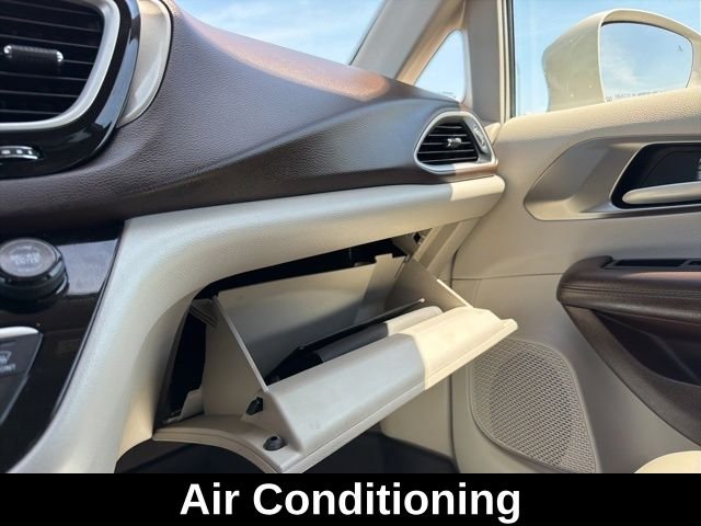 Used 2017 White Chrysler Touring L image 13