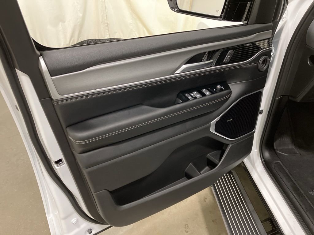 New 2026 Bright White Clear-Coat Exterior Paint Jeep Limited Altitude image 10