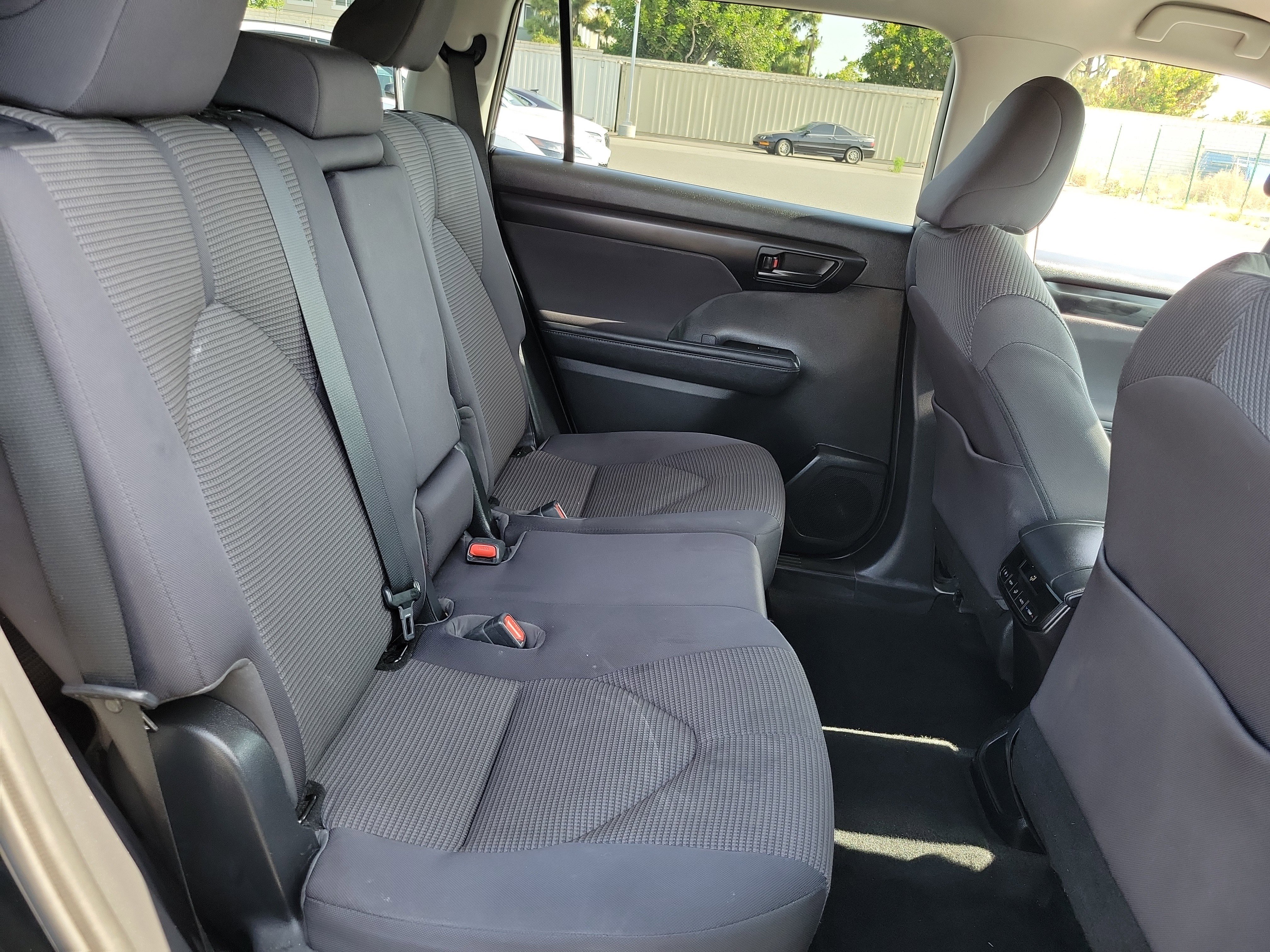 2021 Toyota Highlander LE - Photo 21