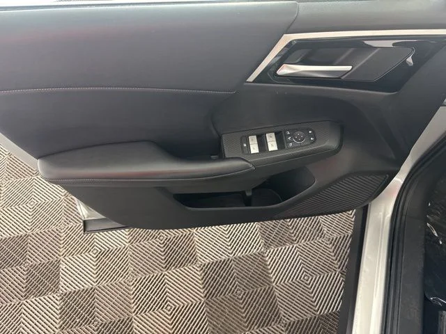 Used 2023  Mitsubishi SE image 18