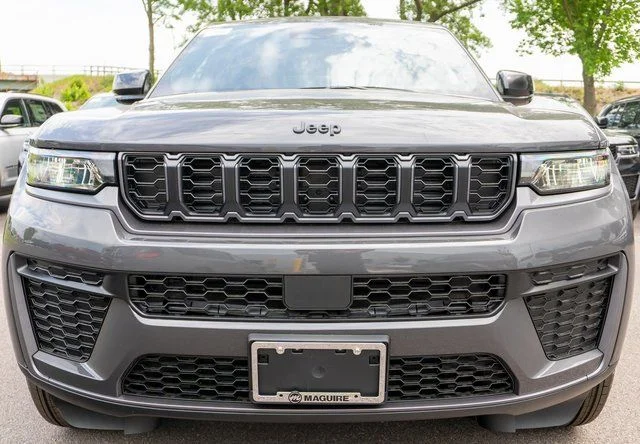 New 2026 Baltic Gray Metallic Clear-Coat Exterior Paint Jeep Altitude image 3