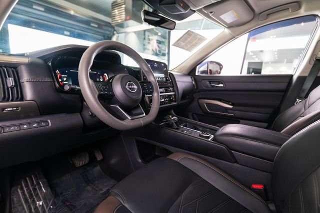 Used 2025 Silver Nissan Platinum image 4