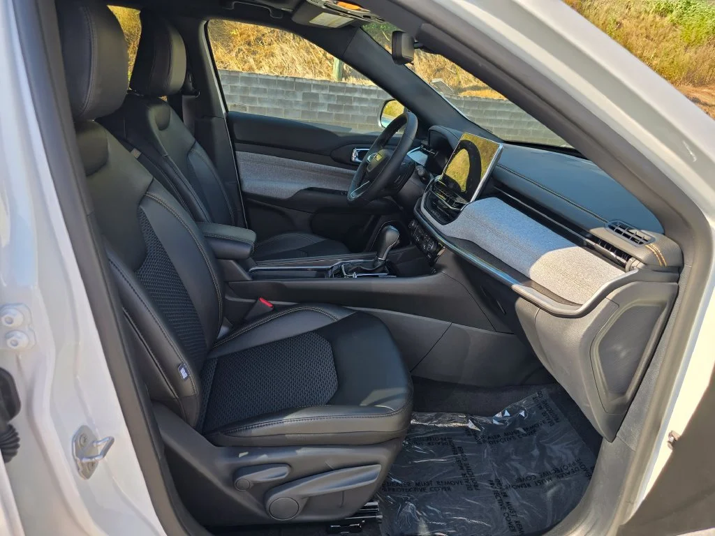 New 2026 White Jeep Latitude image 27