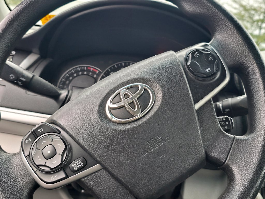 Used 2014 Gray Toyota LE image 17
