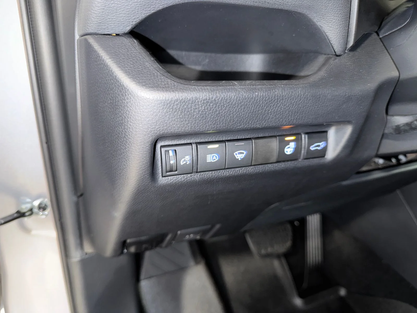 Used 2019 Silver Sky Metallic Toyota XLE Premium image 18