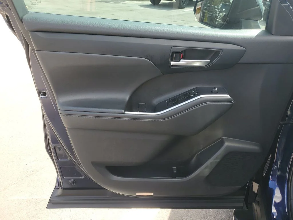 Used 2022  Toyota XLE image 10