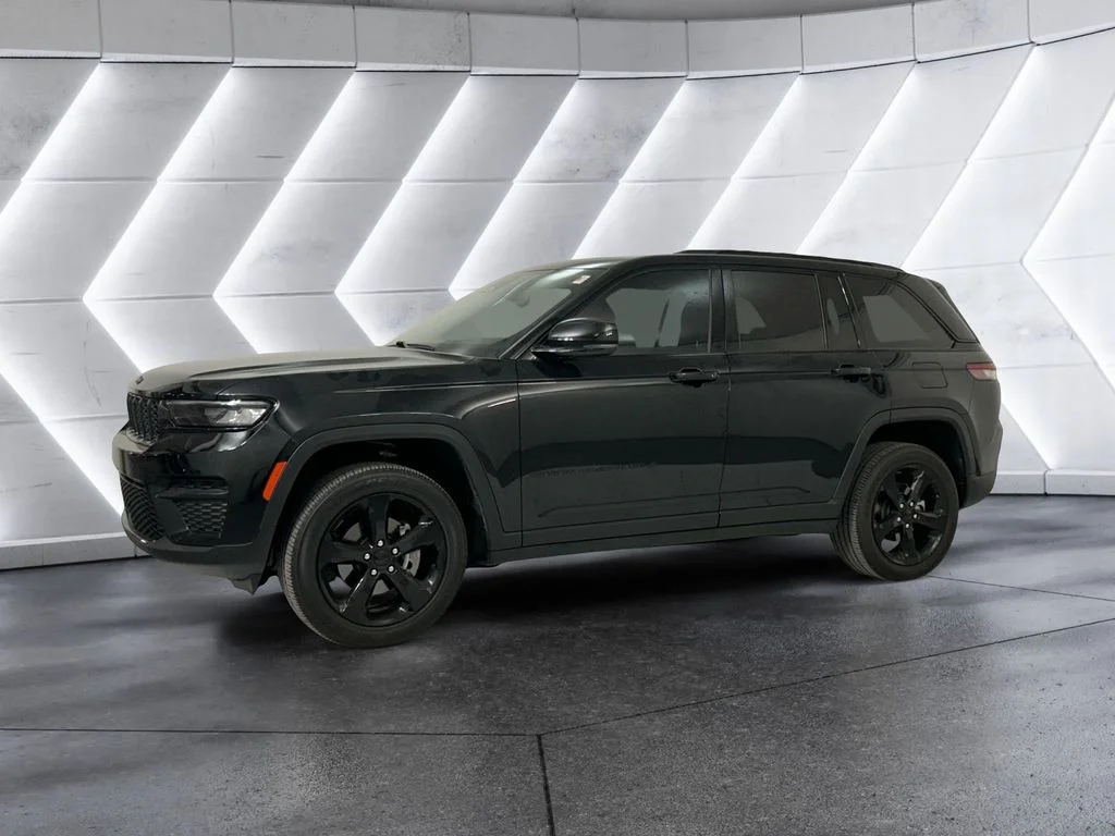 Used 2023 Black Jeep Altitude image 3