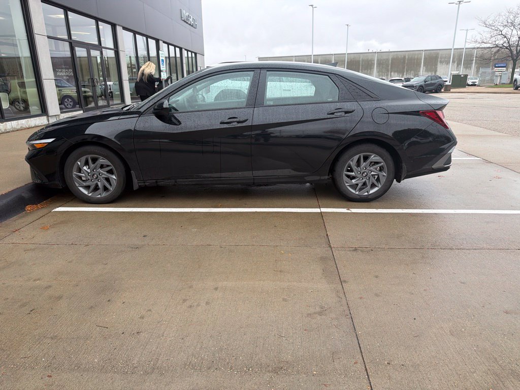 Used 2024 Black Hyundai SEL image 4