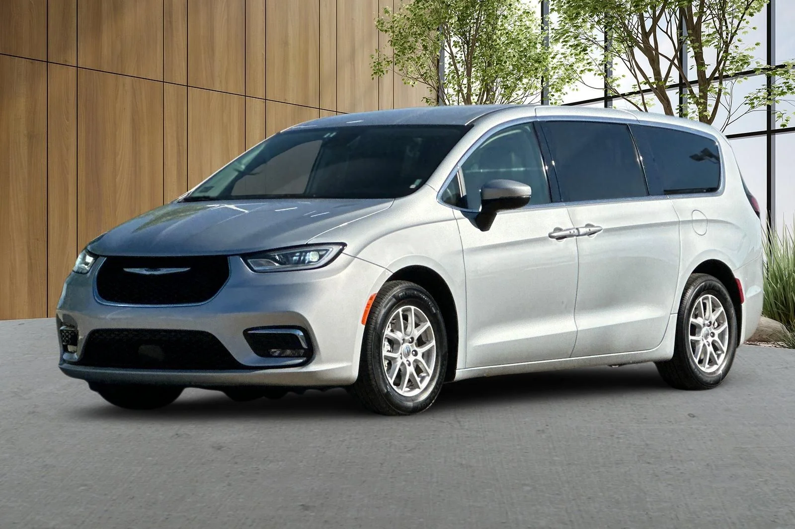Used 2023 Silver Chrysler Touring L image 8