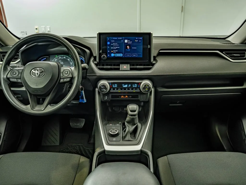 Used 2025 Ice Toyota LE image 29