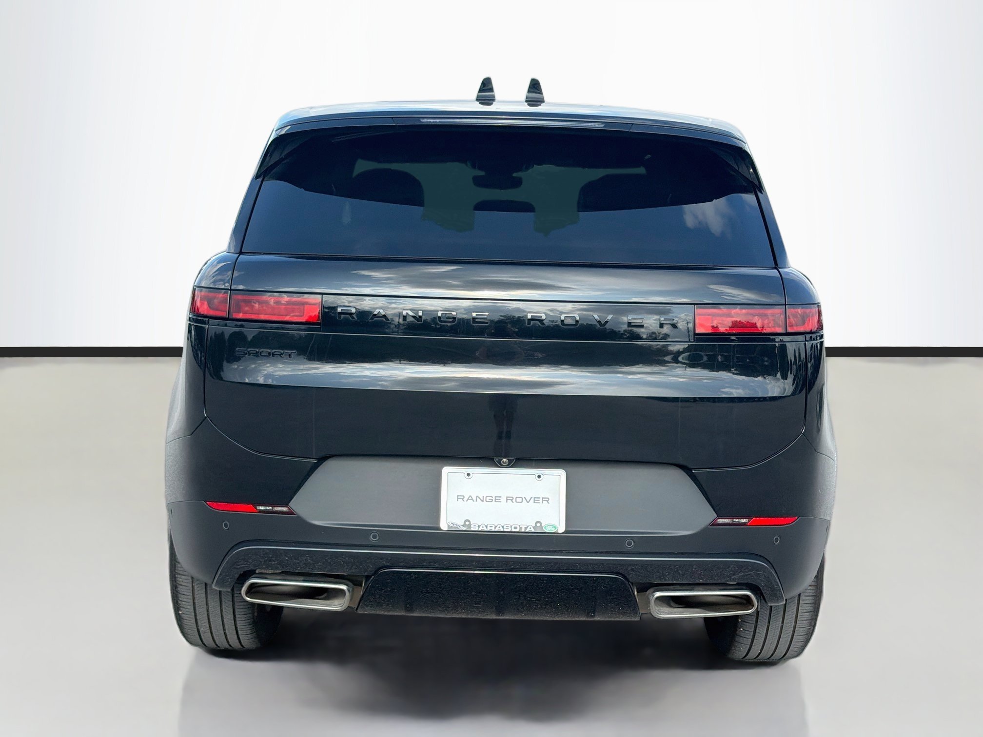 Used 2025 Santorini Black Metallic Land Rover SE image 4