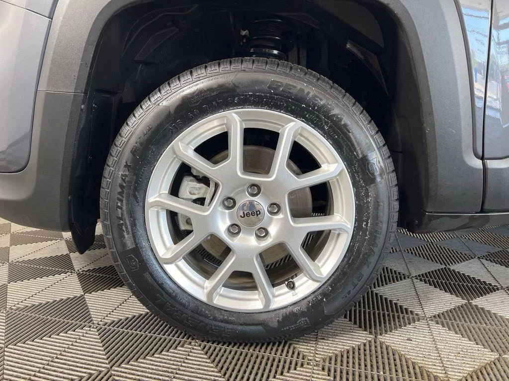 Used 2022 Graphite Gray Jeep Latitude image 11