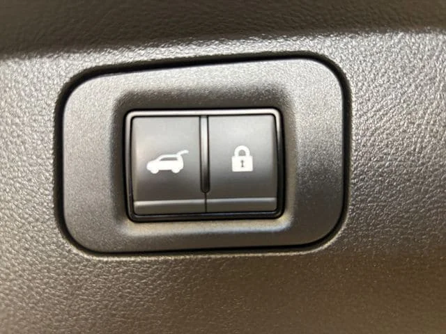 Used 2025 Aspen White Tricoat Nissan SL image 20