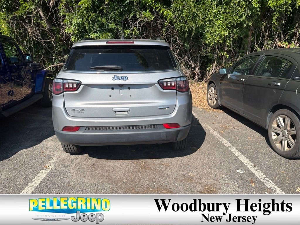 Used 2022 Silver Jeep Latitude Lux image 3