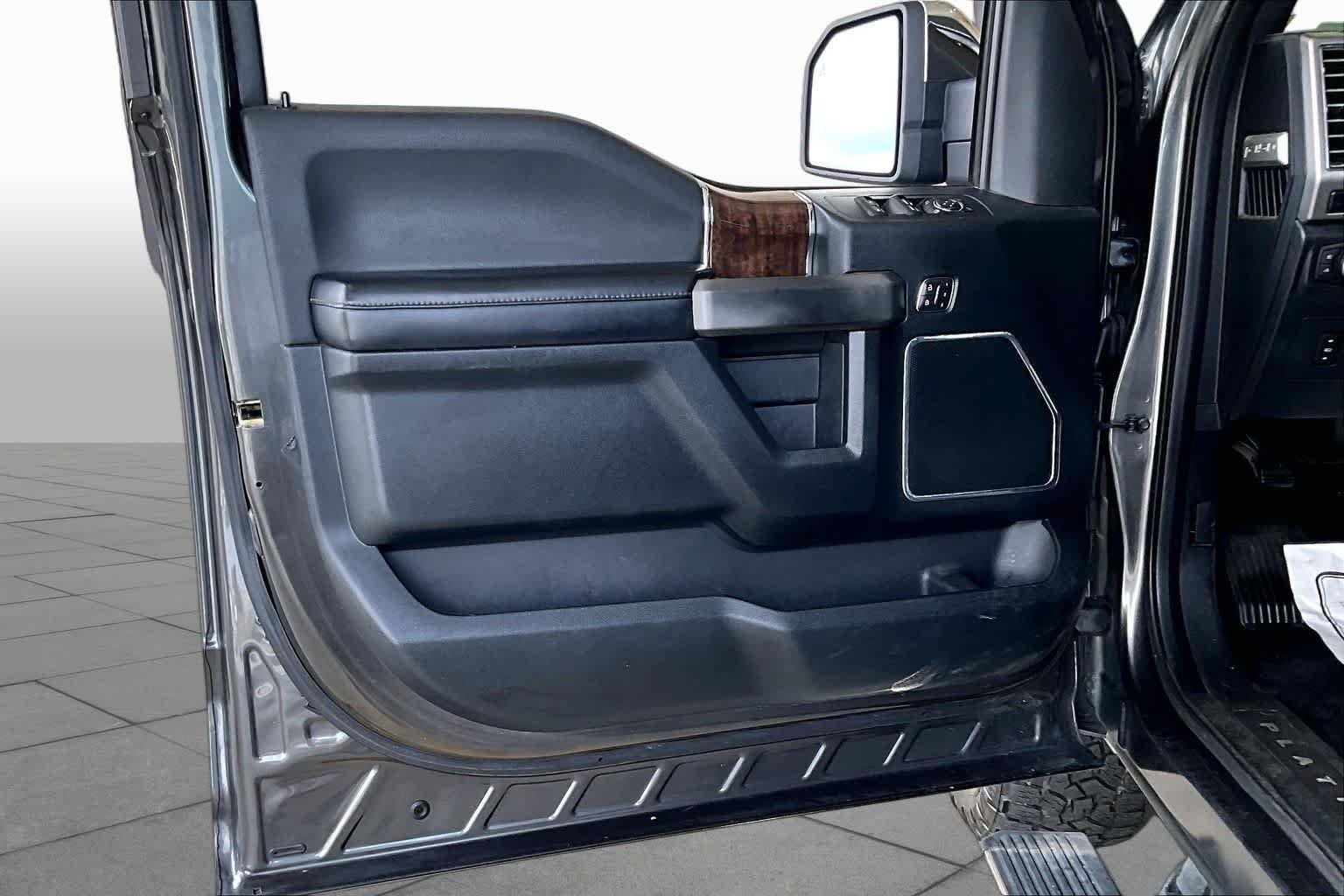 Used 2015 Magnetic Metallic Ford Platinum image 21