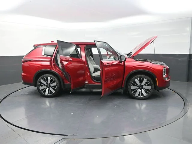 Used 2025  Mitsubishi SE image 47