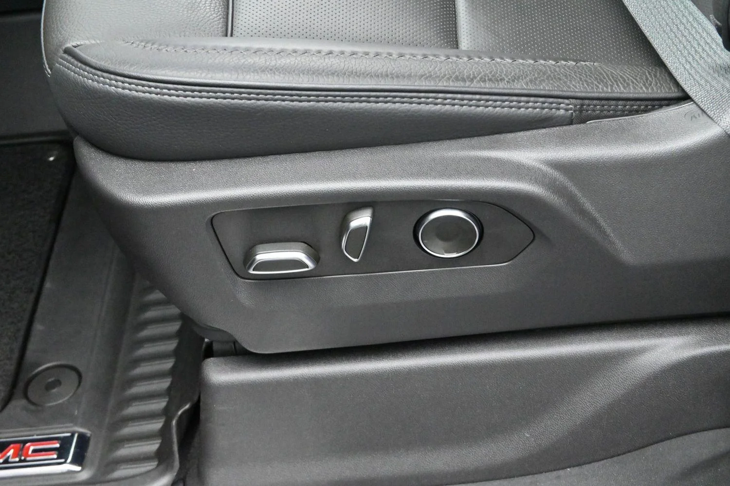 Used 2025 Onyx Black GMC Denali image 14