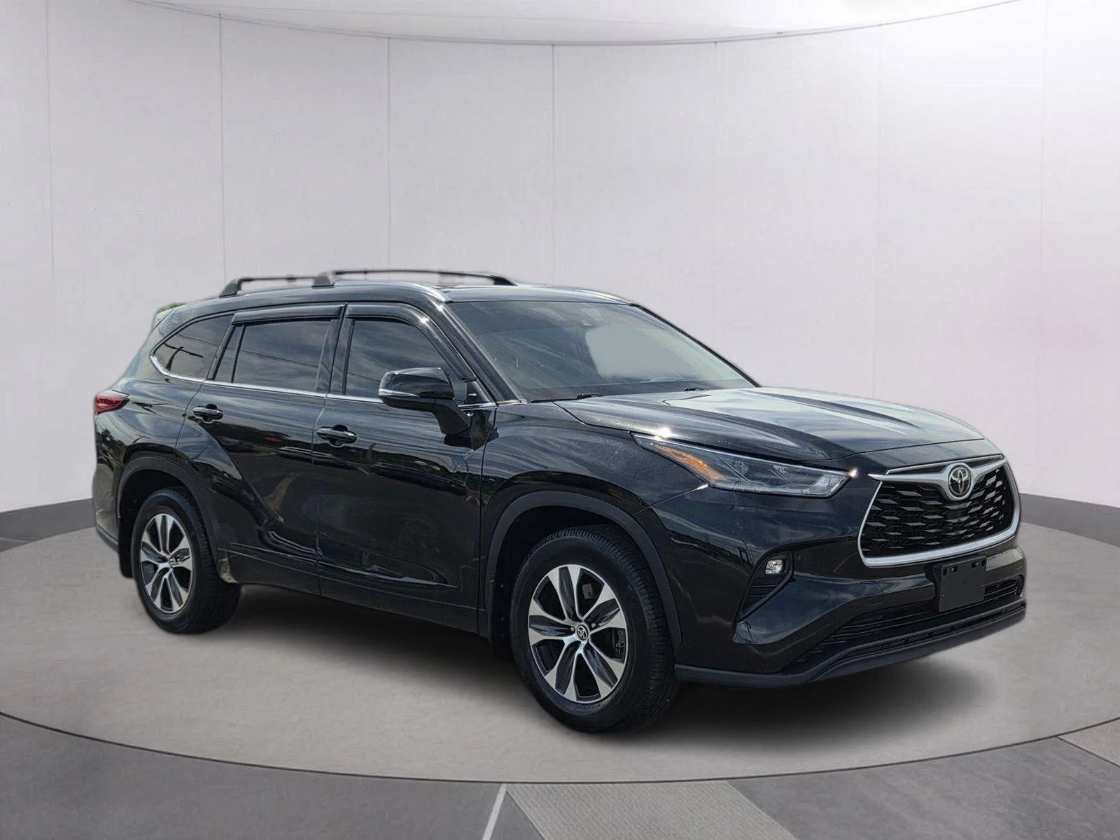 Used 2021 Midnight Black Metallic Toyota XLE image 3