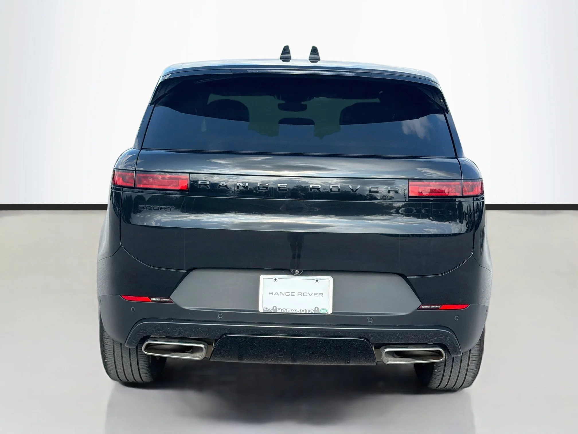 Used 2025 Santorini Black Metallic Land Rover SE image 4