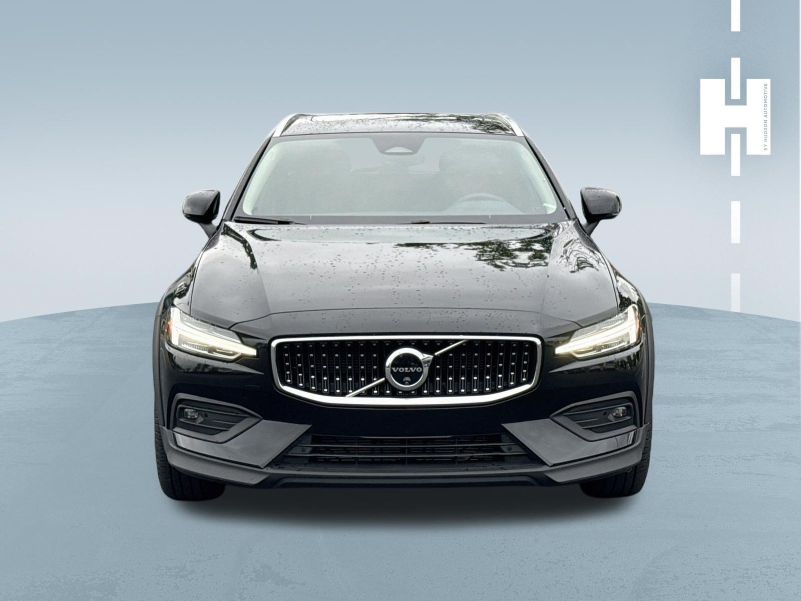 Used 2025 Onyx Black Metallic Volvo Plus image 2