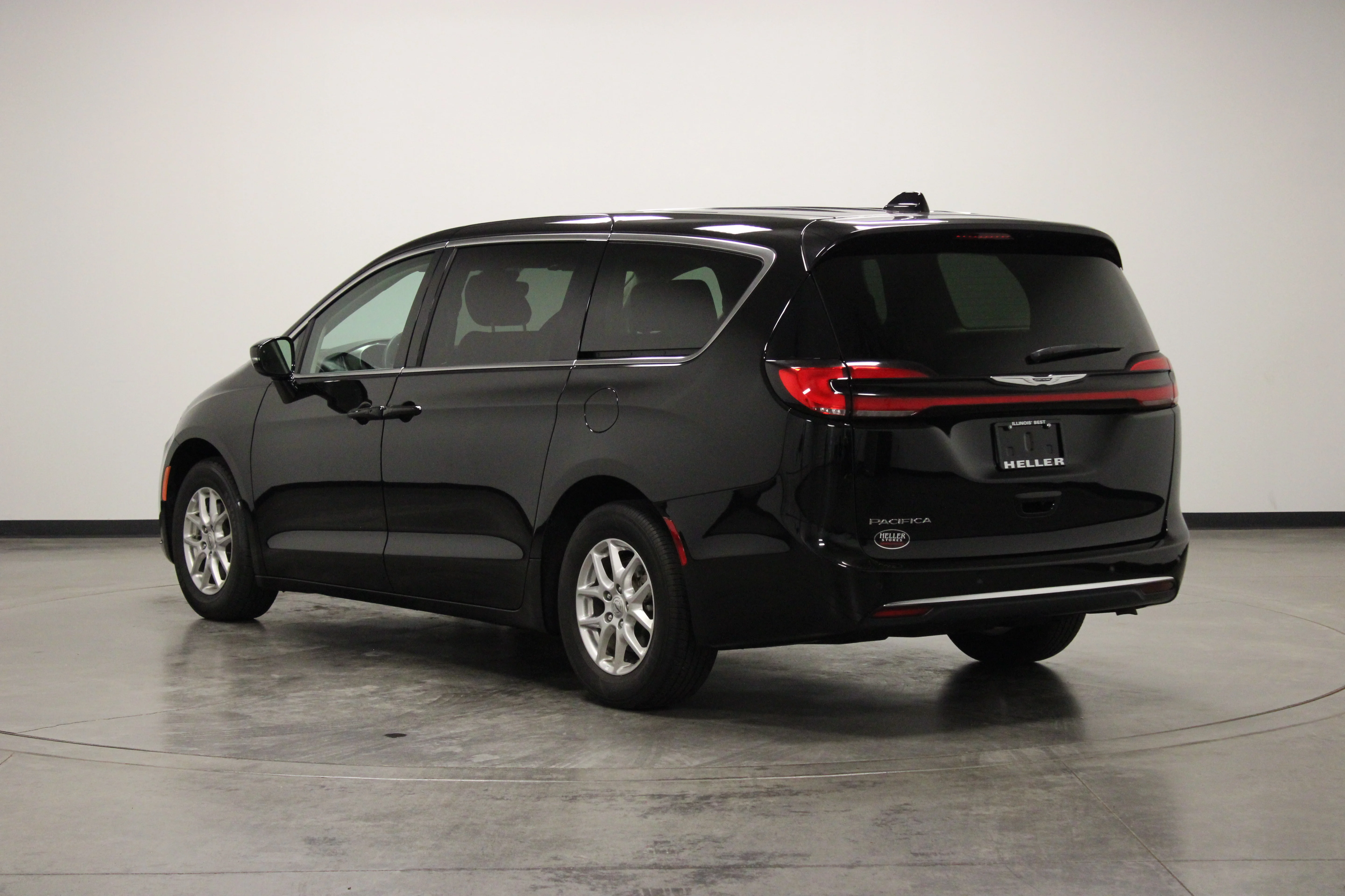 Used 2024 Diamond Black Crystal Pearlcoat Chrysler Touring L image 6