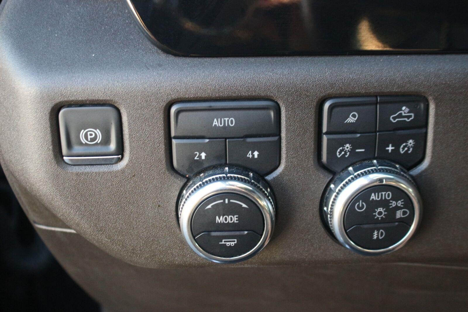Used 2025 Onyx Black GMC SLT image 29