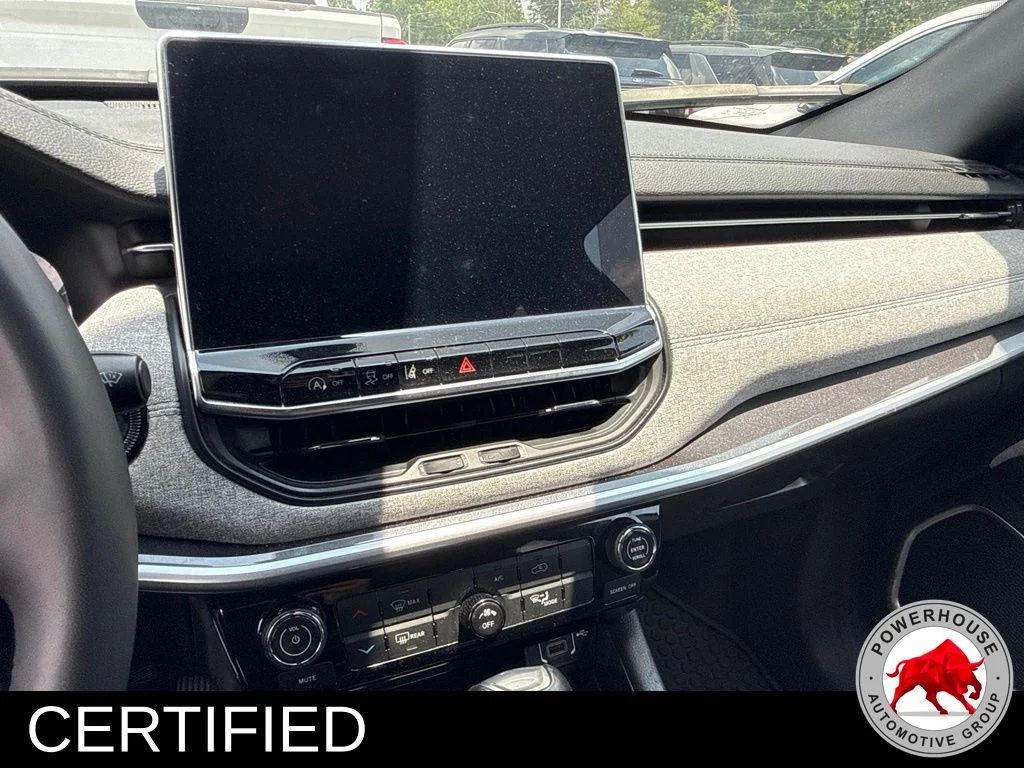 Used 2024  Jeep Latitude image 10