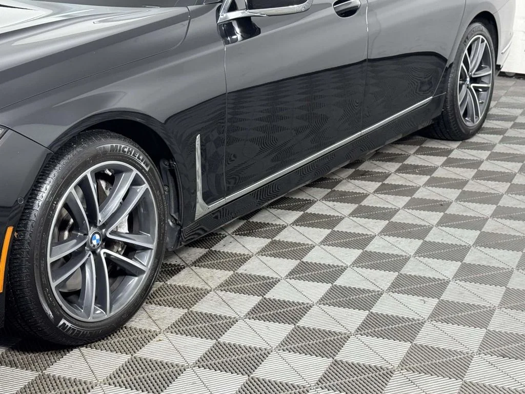 New 2022 Black BMW 750i xDrive image 13